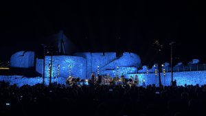 Το Πανεπιστήμιο Πατρών τίμησε τον Σταύρο Ξαρχάκο στη συναυλία που έδωσε ο μεγάλος Έλληνας Δημιουργός στο Κάστρο του Ρίου